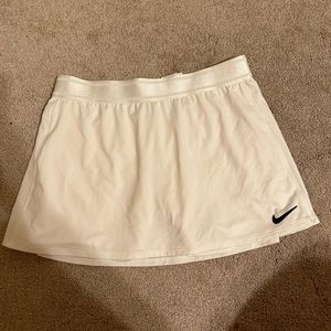 Women’s white Nike athletic/ tennis skirt